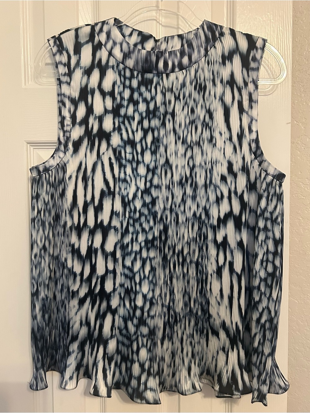 Elie Tahari Navy & White Sleeveless Pleated Abstract Print Camisole